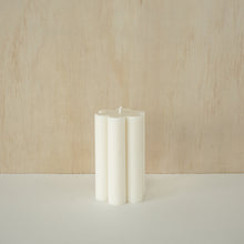 Load image into Gallery viewer, Daisy Soy Candle - Tall